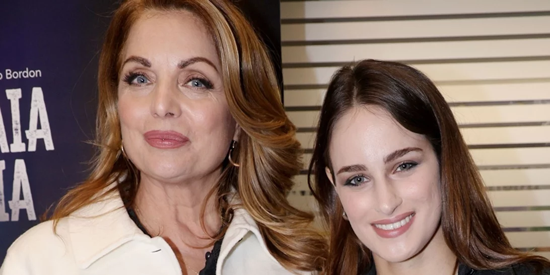 Η Μαρία Βοσκοπούλου με τζιν στην πρεμιέρα της μητέρας της, Άντζελας Γκερέκου