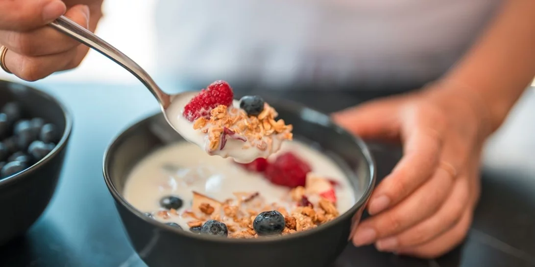 Γιατί δεν πρέπει να αφήνoυμε το χαρτόνι γύρω από τo γιαούρτι όταν τo αποθηκεύουμε στο ψυγείο