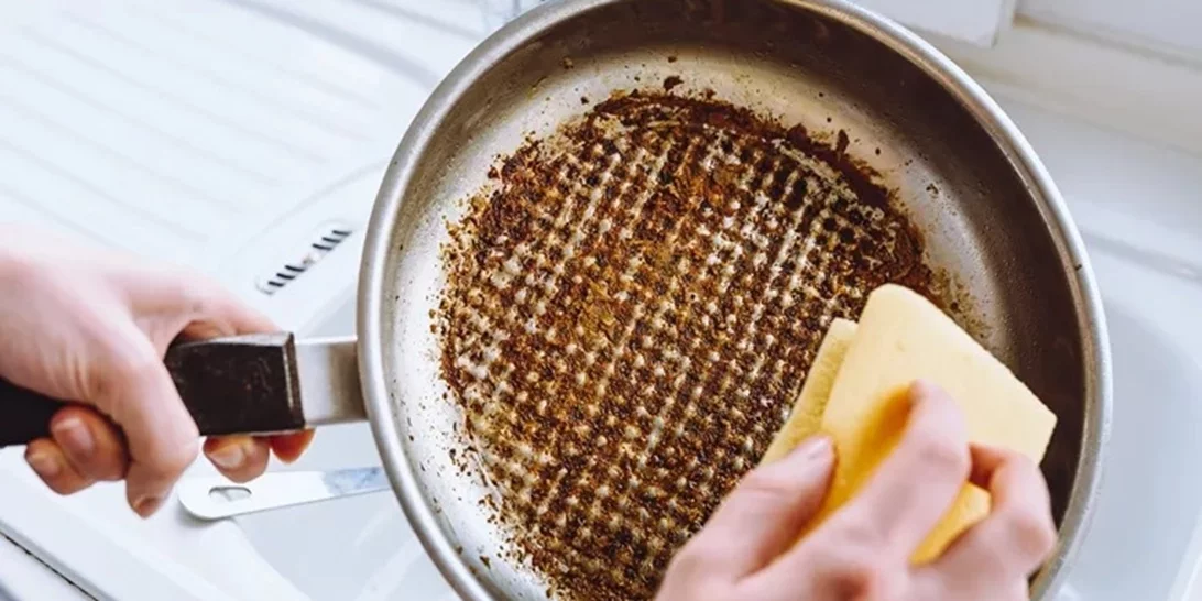 Πώς να καθαρίσεις τη βάση σε ένα τηγάνι; Διώξε τα λάδια εύκολα με 4 υλικά