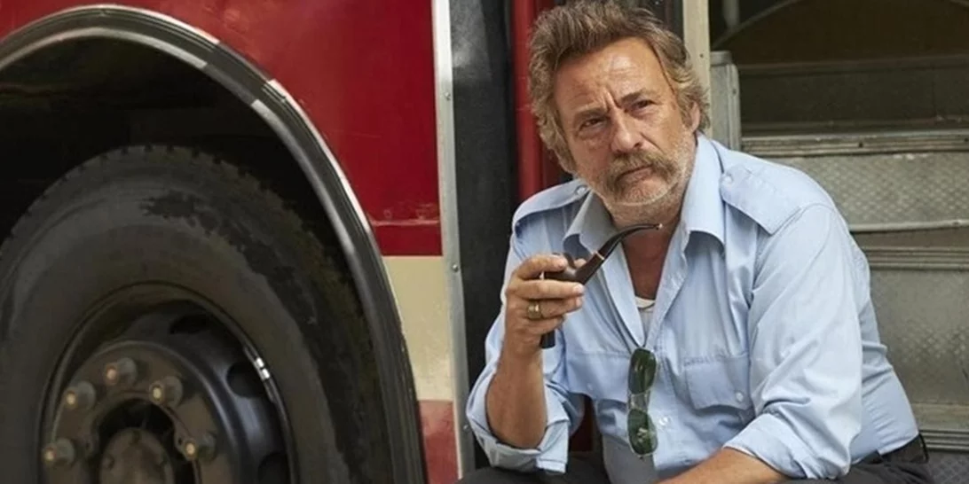 Ταινίες Πρώτης Προβολής | Η επιστροφή των δεινοσαύρων και το λεωφορείο των καταφρονεμένων