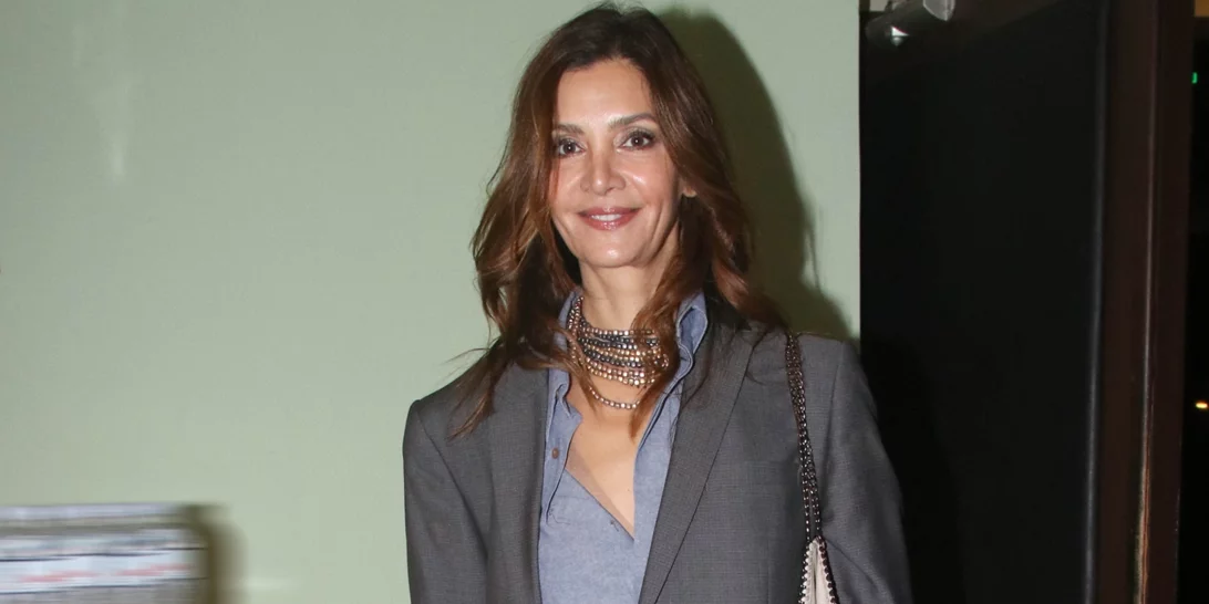 Η Κατερίνα Λέχου με βελούδινο σακάκι, καφέ παντελόνι και metallic γόβες σε βραδινή έξοδο