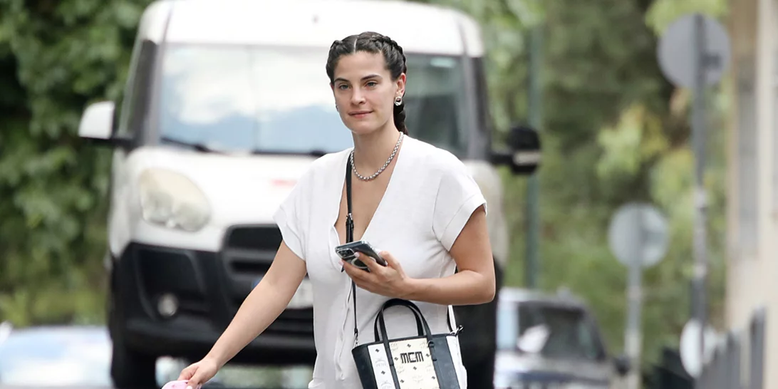 Χριστίνα Μπόμπα | Η βόλτα στο Κολωνάκι χωρίς τα μωρά της και το all-white postpartum λουκ της