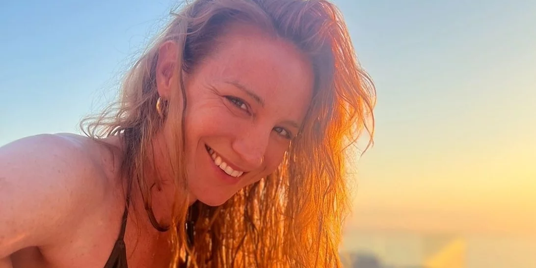 Στεφανία Γουλιώτη | Ποζάρει με το μαύρο μπικίνι της στο ηλιοβασίλεμα