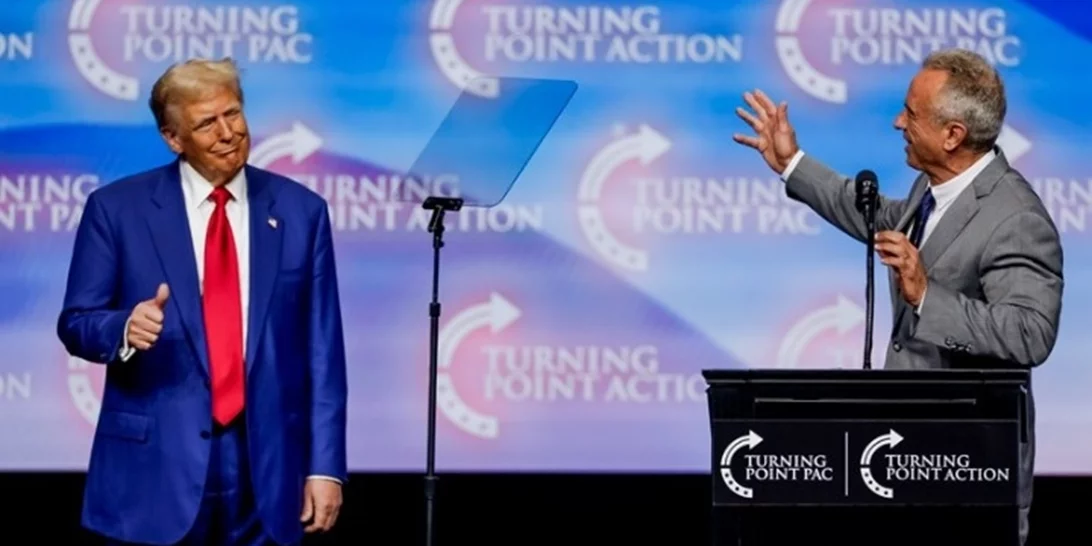 Αφού υποσχέθηκαν να "ξαναδώσουν στην Αμερική την υγεία της", Τrump και Κennedy Junior δείπνησαν με χάμπουργκερ και τηγανητές πατάτες