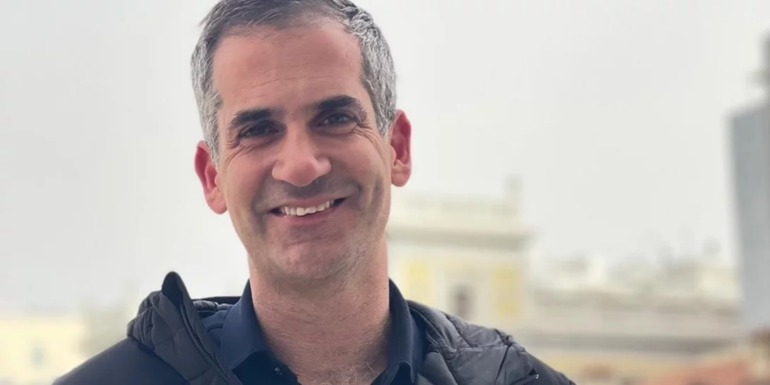 "Είμαι ένας πολύ τυχερός άνθρωπος. Πόσο σε ευχαριστώ" | Η ανάρτηση του Κώστα Μπακογιάννη για τα 33 χρόνια από τη δολοφονία του πατέρα του