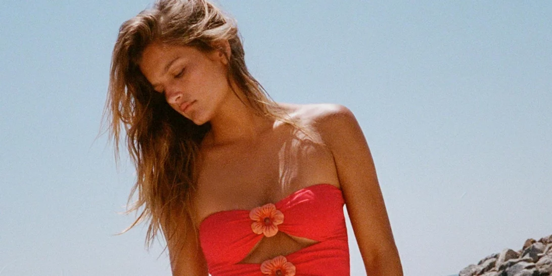 Αυτό το ολόσωμο μαγιό με cut-outs και λουλούδια είναι εκείνο που θα φορούσε μία fashionista στην παραλία