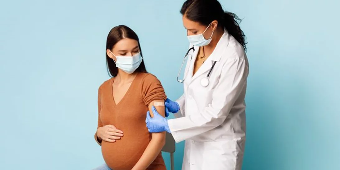 Στο τραπέζι η επέκταση του υποχρεωτικού εμβολιασμού στους άνω των 50 ετών - Από τι θα εξαρτηθεί