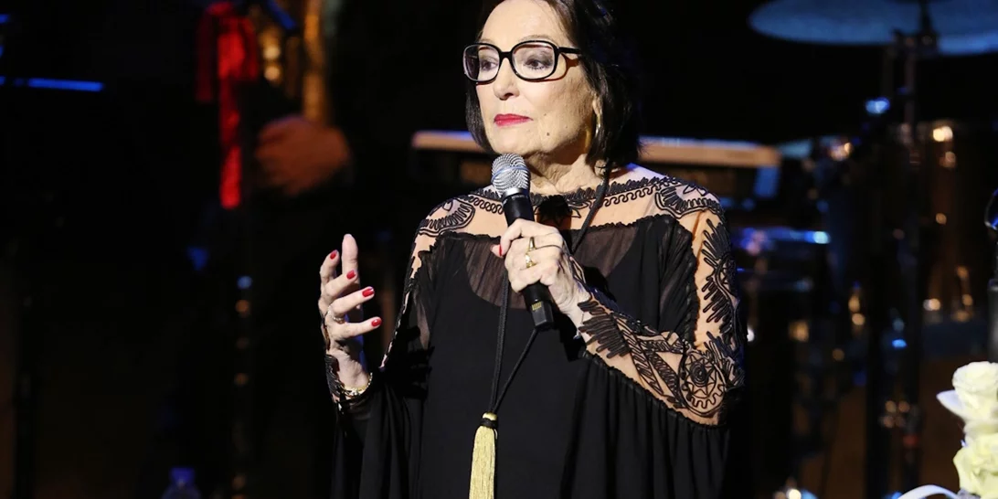 Νάνα Μούσχουρη | Τραγούδησε το "Χάρτινο το φεγγαράκι" στη γαλλική τηλεόραση για έναν σπουδαίο σκοπό