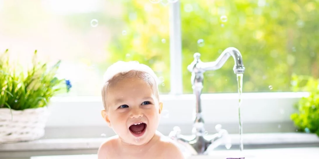 Γιατί δεν πρέπει να κάνεις μπάνιο το μωρό σου στον νεροχύτη;