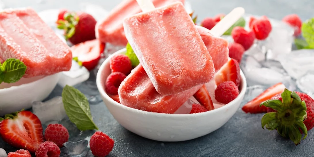 Εσύ δοκίμασες τα πανεύκολα ξυλάκια γρανίτας με φράουλες, γιαούρτι και 3 ακόμη υλικά από τον Άκη Πετρετζίκη;