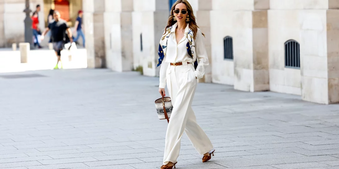 Αυτά τα mocha mousse mules κοστίζουν μόλις 29.99 € και είναι τα πιο στιλάτα ψηλά παπούτσια που θα φορέσεις αυτό το καλοκαίρι