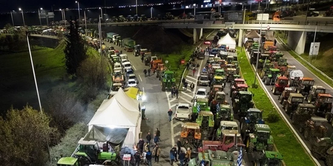 Συνεχίζουν τα μπλόκα οι αγρότες - Κλειστή η εθνική οδός Αθηνών - Θεσσαλονίκης - Πολύωροι αποκλεισμοί σε τελωνεία