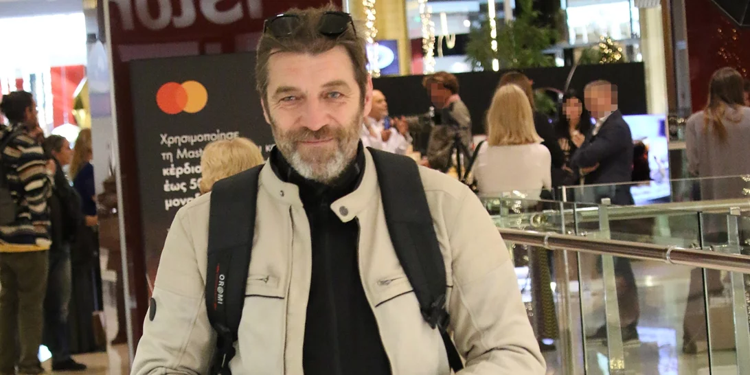 Ο Γιάννης Στάνκογλου βούτηξε στη θάλασσα την τελευταία ημέρα του 2022 και τραγούδησε "Πάει ο παλιός ο χρόνος"