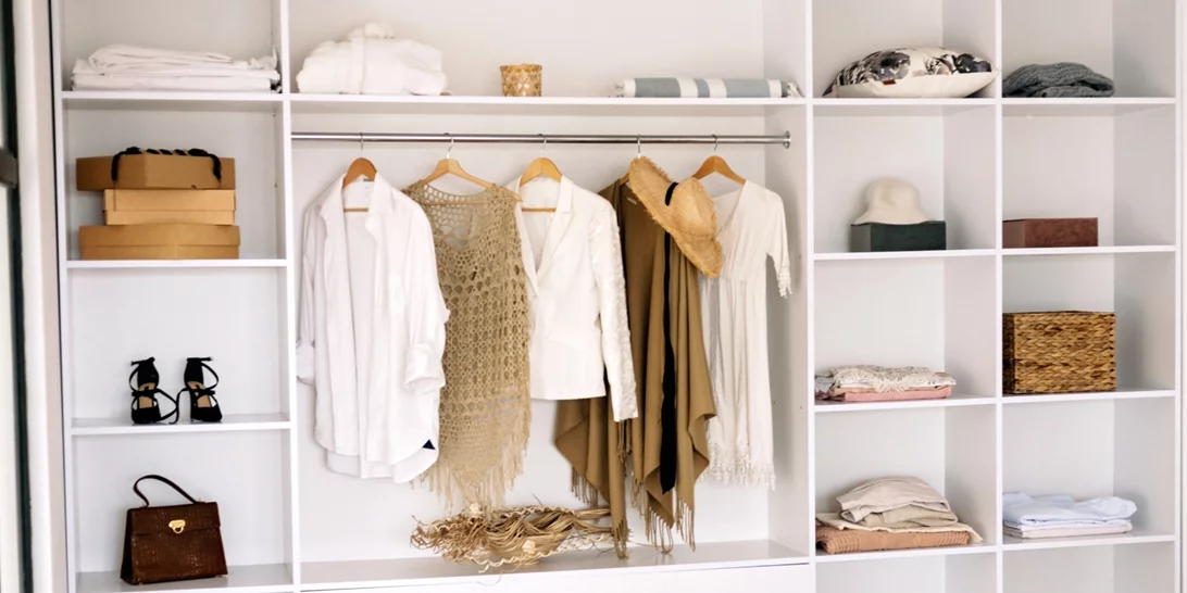 5 λάθη που κάνεις στην οργάνωση της ντουλάπας και σε κάνουν να νιώθεις πως δεν έχεις τίποτα να φορέσεις
