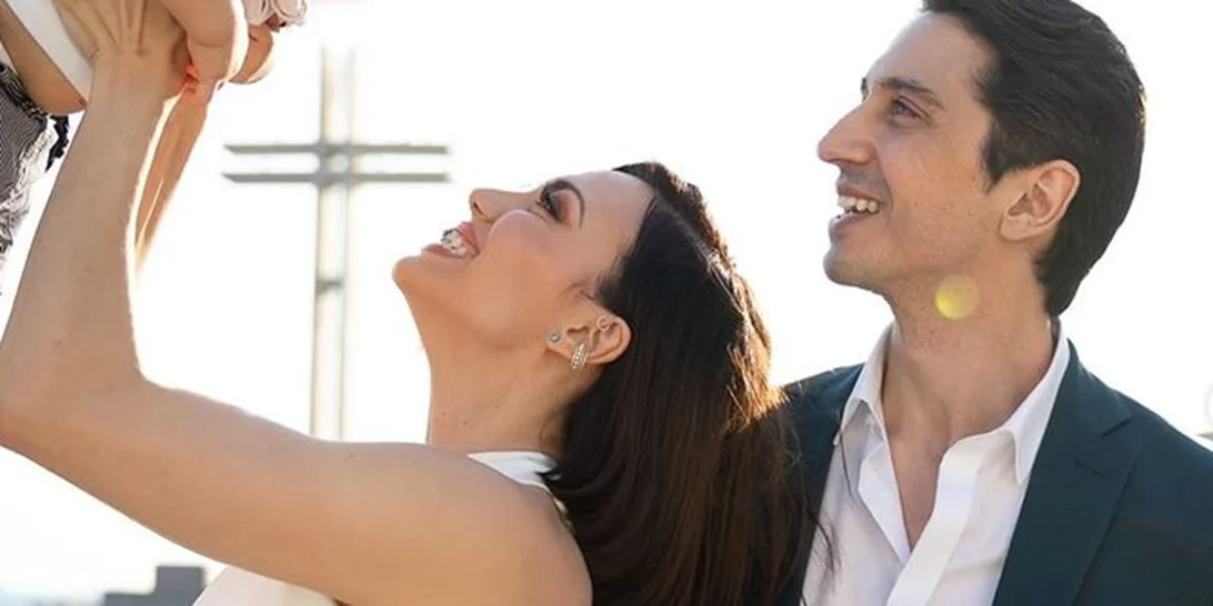 Κρυσταλλία Ρήγα - Δημήτρης Πλατανιάς | Φωτογραφίες από τη βάφτιση του γιου τους - Το ρομαντικό look της