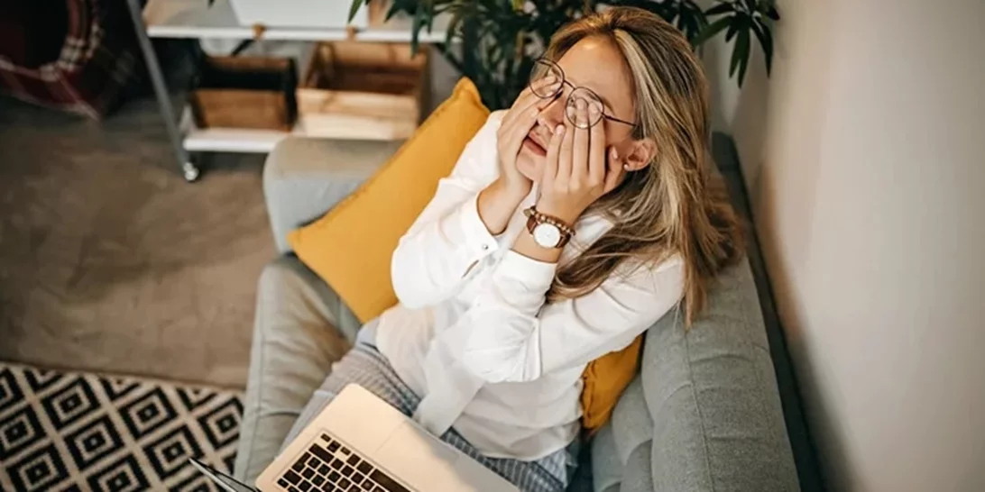 Γιατί νιώθεις τόσο εξαντλημένη πριν από την περιόδο;