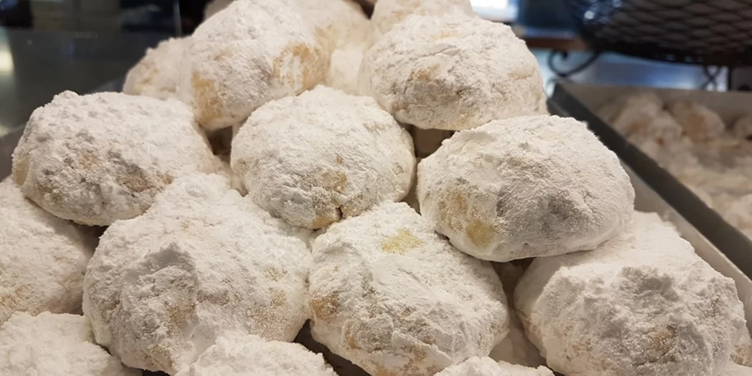 Συνταγή για παραδοσιακούς κουραμπιέδες από την Αργυρώ Μπαρμπαρίγου