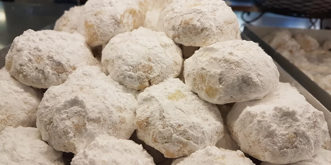 Τα top μυστικά για αφράτους κουραμπιέδες: Πώς θα πετύχεις το αγαπημένο χριστουγεννιάτικο γλυκό