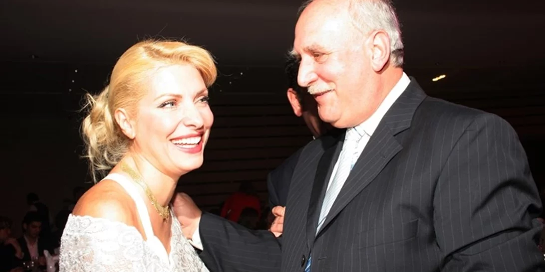 25 χρόνια πριν | Ελένη Μενεγάκη, Γιώργος Παπαδάκης και Ανδρέας Μικρούτσικος ποζάρουν αγκαλιά σε εξώφυλλο περιοδικού