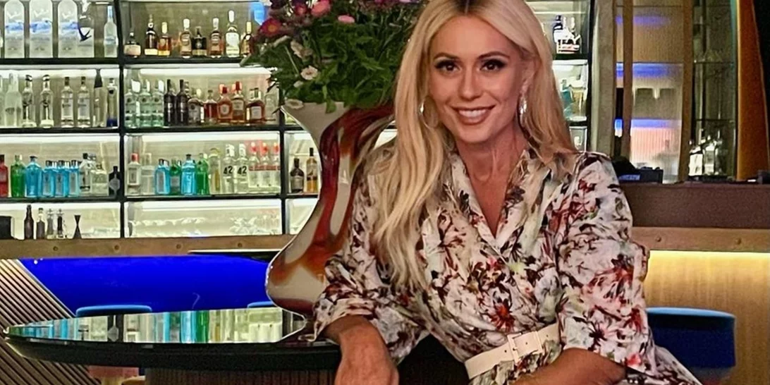 Μαρία Μπακοδήμου | Η λεπτομέρεια στη φούστα της που έκανε το look της την απόλυτη γιορτινή επιλογή