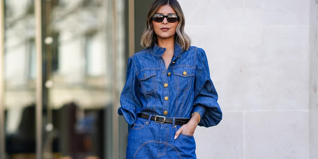 Αυτό το midi denim φόρεμα από τα Marks & Spencer είναι το απόλυτο fashion piece για άνετες εμφανίσεις