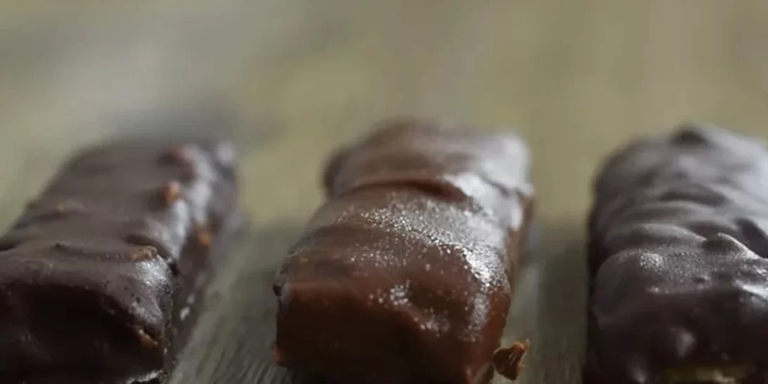 Συνταγή για σπιτικά snickers με λίγες θερμίδες και χωρίς ζάχαρη