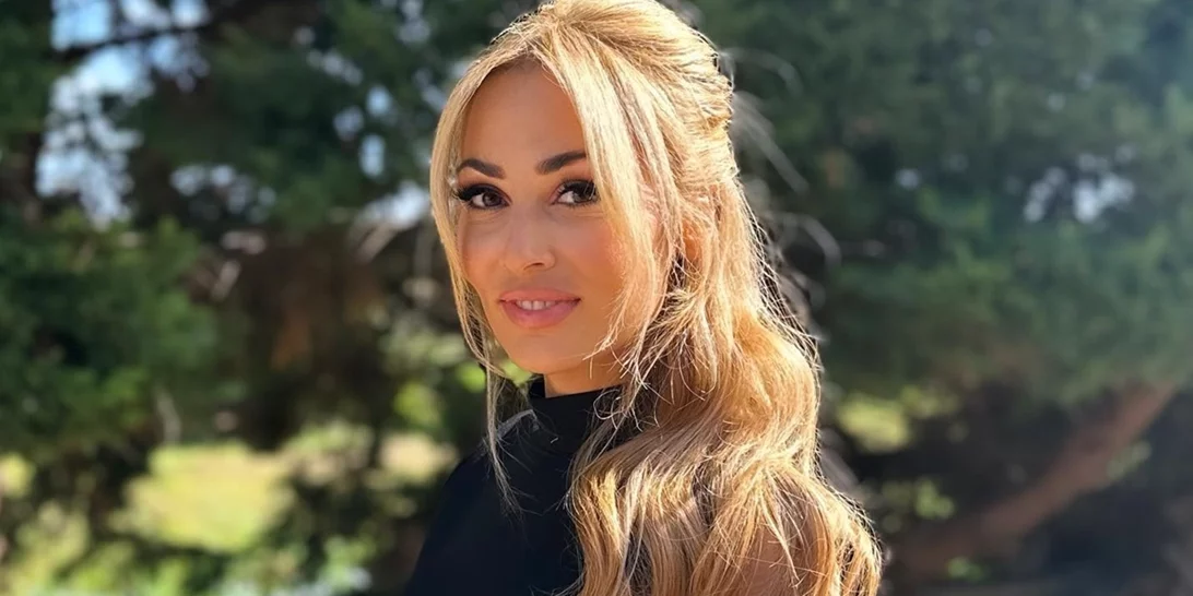 Η Ελένη Βουλγαράκη με glazed νύχια, το μανικιούρ που αγαπούν όλες οι fashionistas