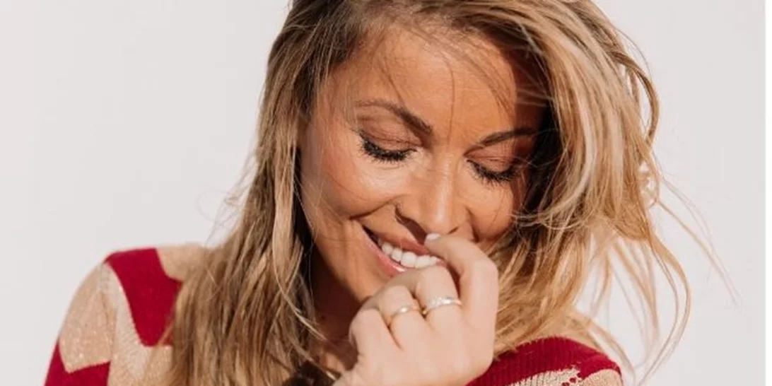 Μαριέττα Χρουσαλά | Με μίνι ροζ φόρεμα και τα πιο άνετα (ψηλά) παπούτσια σε βάπτιση