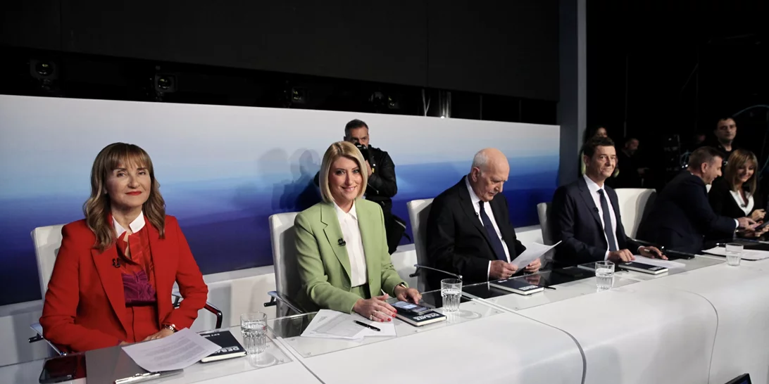 Μάρα Ζαχαρέα, Ράνια Τζίμα, Σία Κοσιώνη, Πόπη Τσαπανίδου | Τα looks των δημοσιογράφων στο debate των πολιτικών αρχηγών