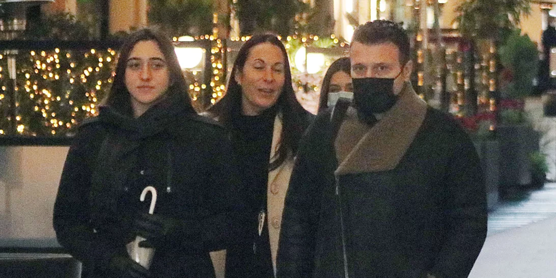 Γιάννης Πλούταρχος | Σπάνια οικογενειακή βόλτα με τη σύζυγό του και τις δυο κόρες τους