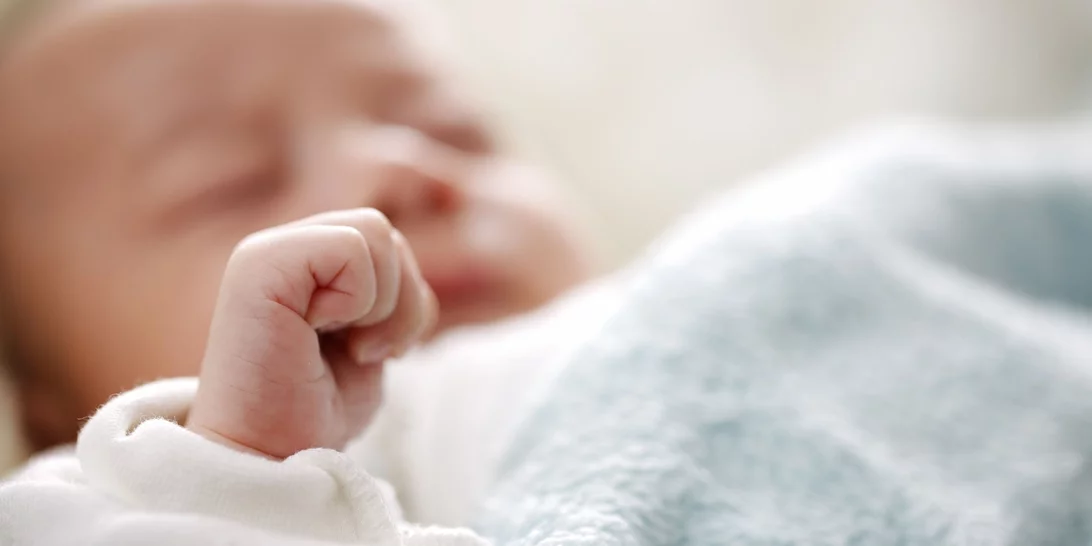 Τι θέλει να μου πει το μωρό μου; 4 κινήσεις που κάνουν τα νεογέννητα και τι σημαίνουν