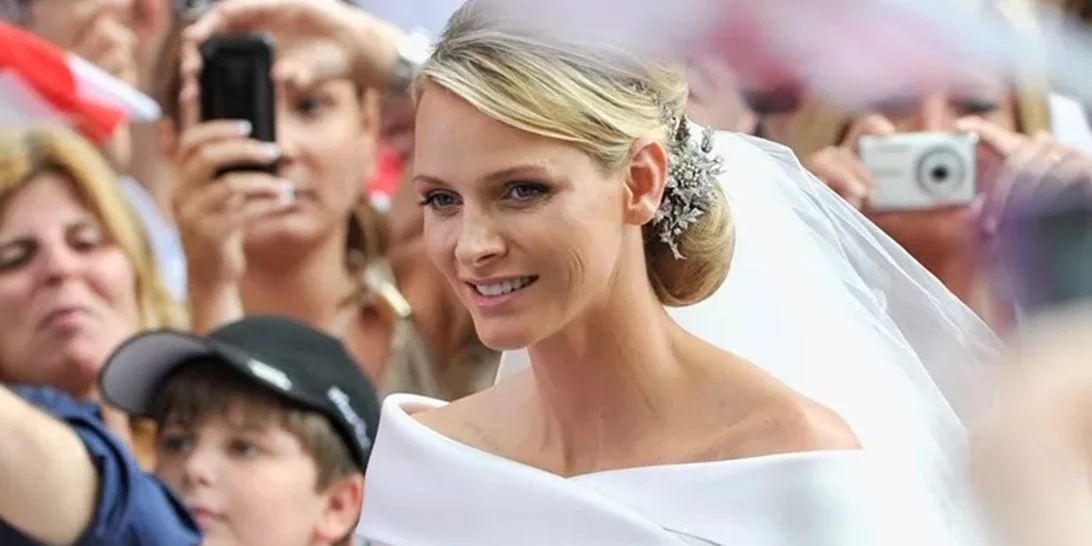 40.000 κρύσταλλα, 30.000 χρυσά μαργαριτάρια, ουρά 5 μέτρων | To Armani νυφικό - έργο τέχνης της πριγκίπισας Charlene