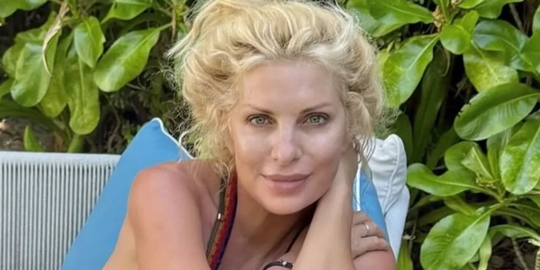 Με σώμα που θα ζήλευε και μοντέλο | Η Ελένη Μενεγάκη ποζάρει στις Μαλδίβες με το μικροσκοπικό μπικίνι της