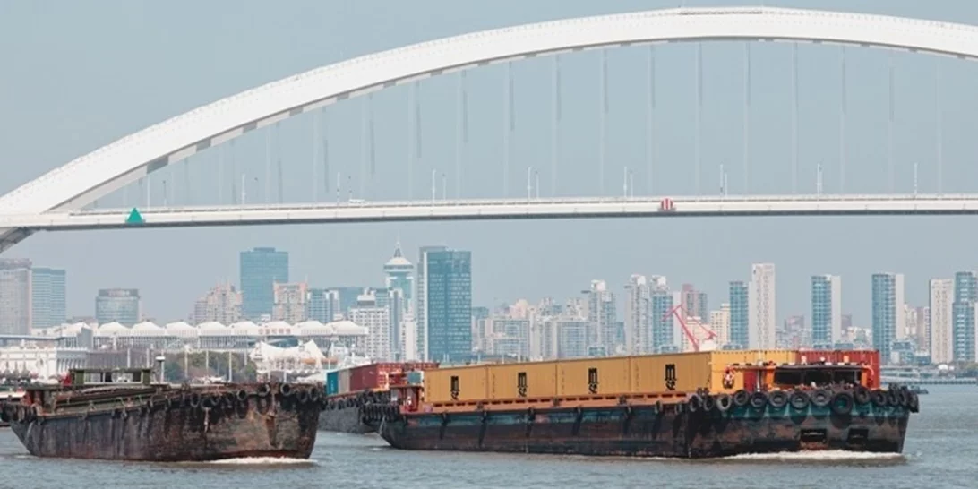 Σε ισχύ οι επιπρόσθετοι τελωνειακοί δασμοί των ΗΠΑ - Στο 104% για την Κίνα