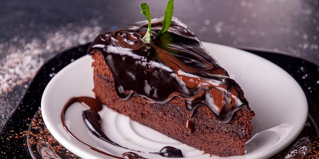 Αυτή είναι η σοκολατόπιτα που πρέπει να δοκιμάσεις | Με 4 -μόνο- υλικά και χωρίς ζάχαρη