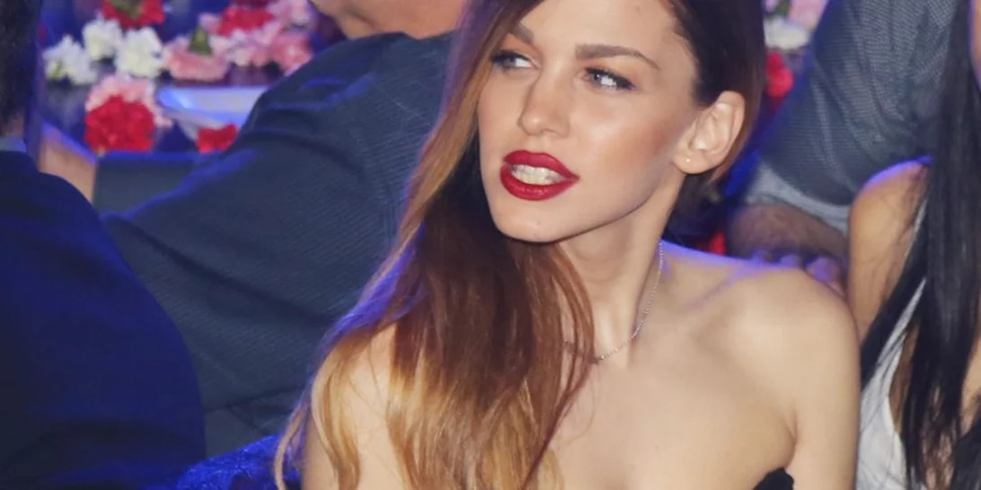 Βάλια Χατζηθεοδώρου | Στην αγκαλιά του Νίκου Παππά μπροστά στο αναμμένο τζάκι