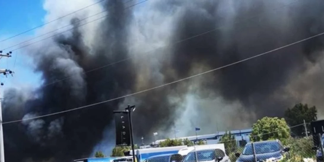Μεγάλη φωτιά στη Βάρης - Κορωπίου | Καίγονται σπίτια, απειλούνται επιχειρήσεις, έκλεισαν δρόμοι - Εκκένωση σε Λαμπρικά - Κίτσι