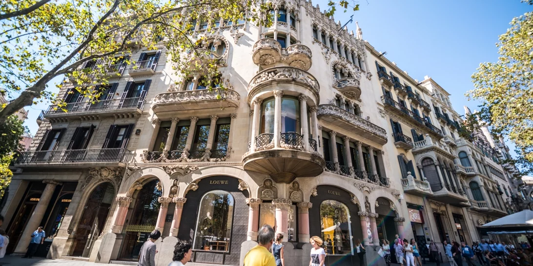 Σχεδόν γκαλερί, η κεντρική μπουτίκ του οίκου Loewe στη Βαρκελώνη