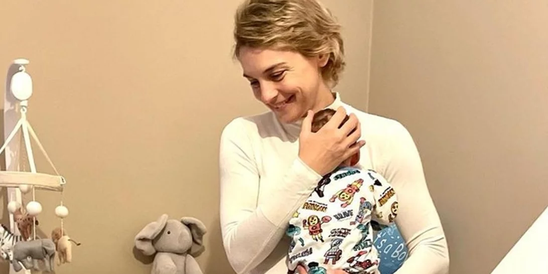 Η Γιούλικα Σκαφιδά βάφτισε τον γιο της | Με μωβ φόρεμα η νονά Ευδοκία Ρουμελιώτη