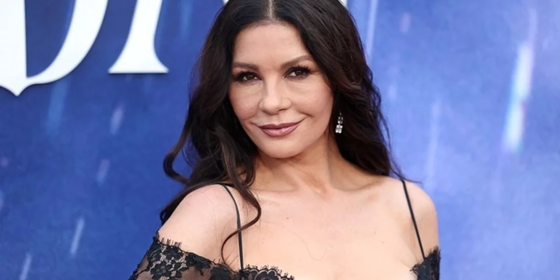 Η κόρη της Catherine Zeta-Jones κλέβει την παράσταση με ονειρικό λευκό φόρεμα στην αποφοίτησή της