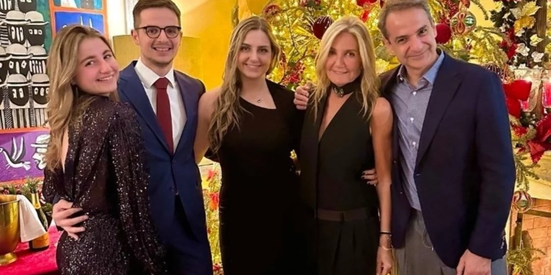 Κυριάκος Μητσοτάκης | Η οικογενειακή φωτογραφία από το πρωτοχρονιάτικο ρεβεγιόν