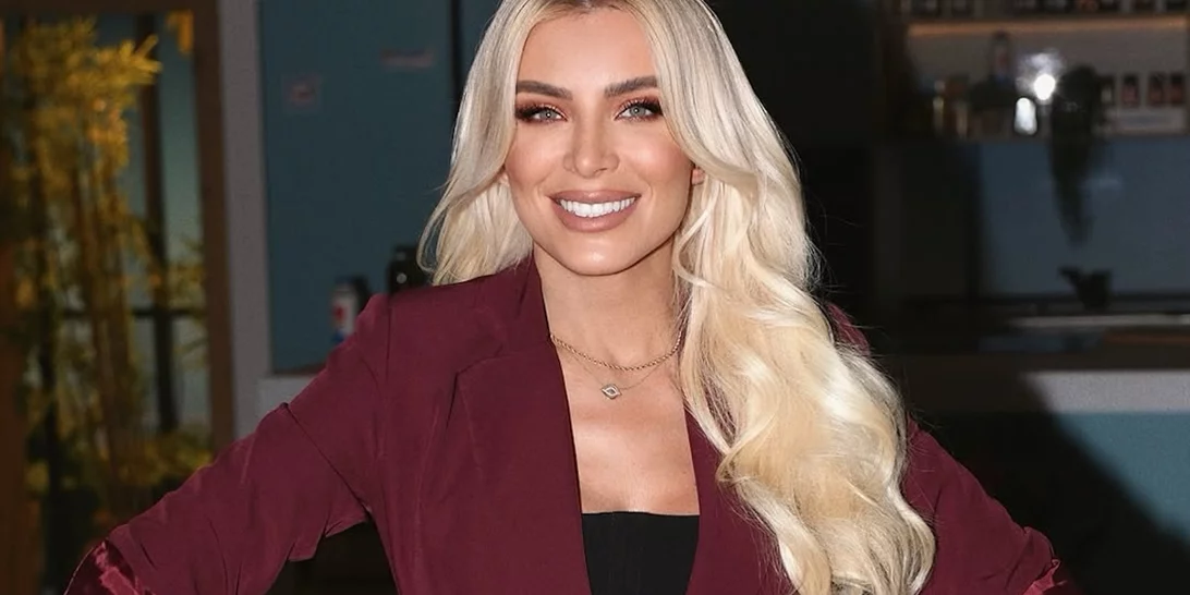 Κατερίνα Καινούργιου | Το denim φόρεμά της από την Pink Woman είναι η πιο κομψή πρόταση για την άνοιξη