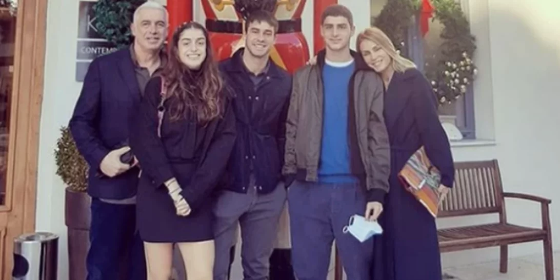 Αντώνης Νικοπολίδης | Η σπάνια φωτογραφία με τη σύζυγό του και τα τρία πανύψηλα παιδιά τους