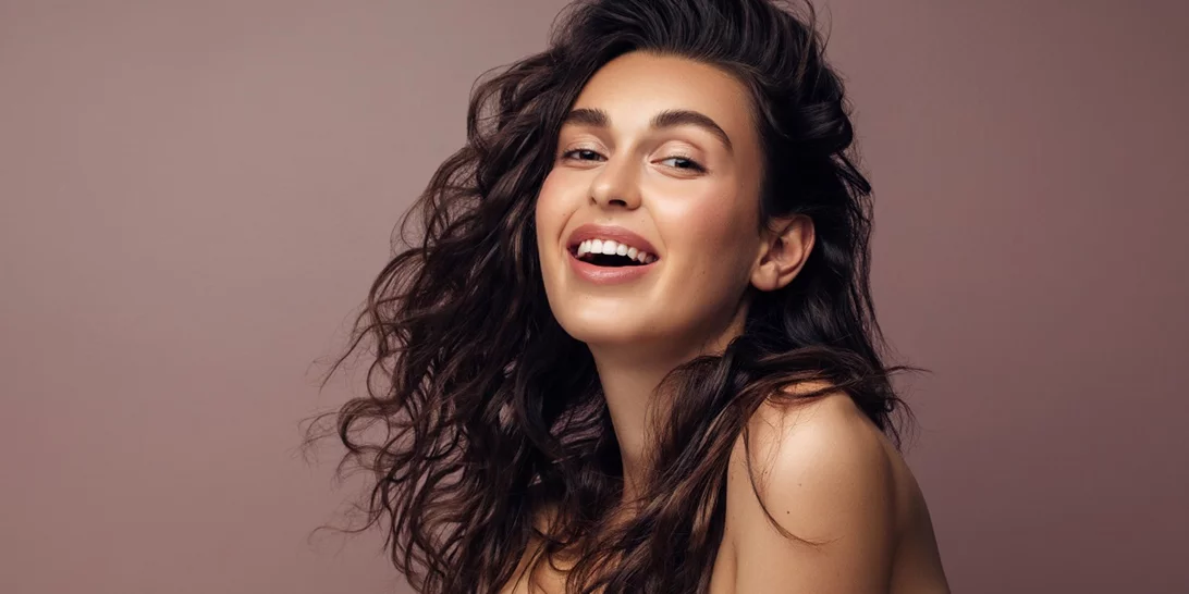 10 looks με ανταύγειες σε μαύρα μαλλιά που θα σε πείσουν να κλείσεις ραντεβού στο κομμωτήριο σήμερα κιόλας