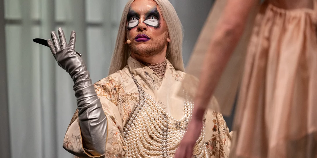 Η Έλλη Παπακωνσταντίνου παρουσιάζει τις Βάκχες, ένα έργο για το τέλος της πατριαρχίας, τη θηλυκότητα και το queer