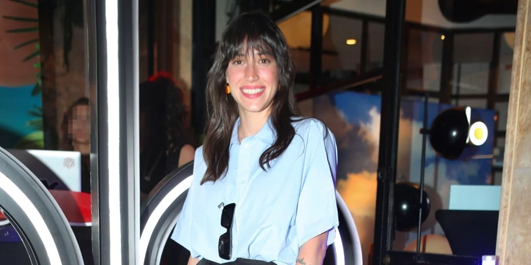 Έχει ζέστη και θα είσαι όλη μέρα εκτός σπιτιού; Η Ραφαέλα Ψαρρού δείχνει πώς θα ντυθείς κομψά