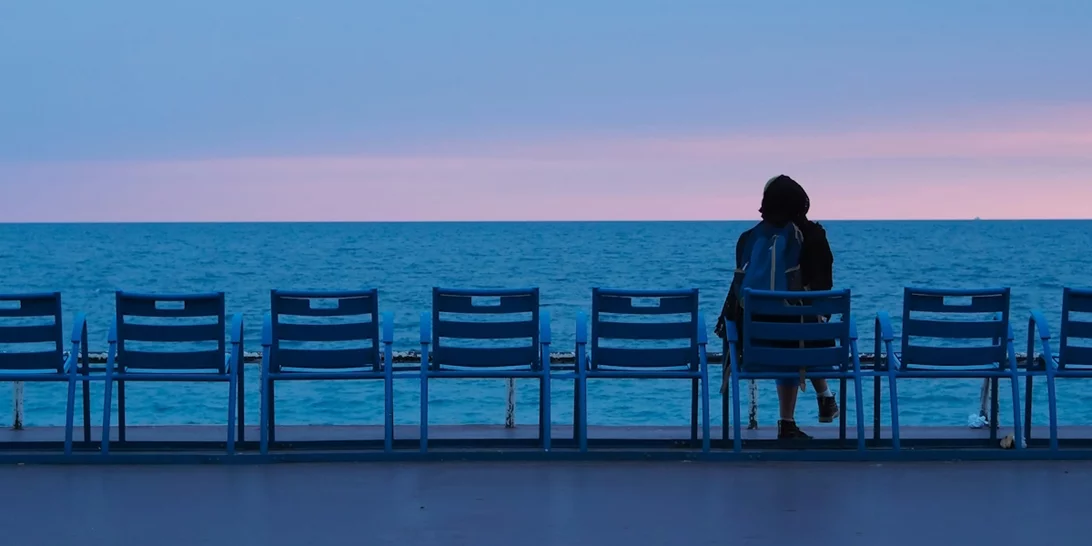 Νιώθεις ότι "φλερτάρεις" με την κατάθλιψη; Τα σημάδια που θα σε βοηθήσουν να το καταλάβεις