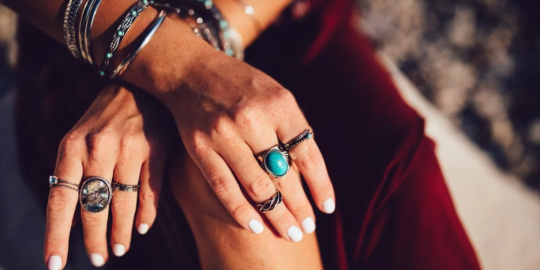 Μάθε ποια κοσμήματα σου ταιριάζουν ανάλογα με τον τόνο της επιδερμίδας σου