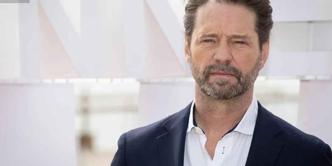 35 χρόνια πριν-Jason Priestley και Brad Pitt | "Zούσαμε με νουντλς, μπύρες και τσιγάρα".