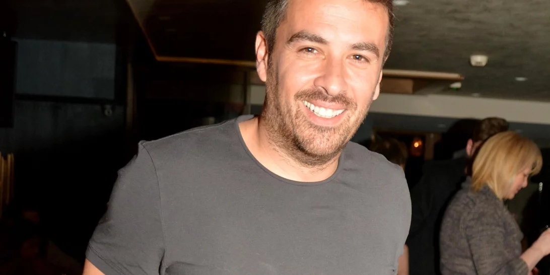 Ο Γιάννης Αϊβάζης μαγειρεύει στην κουζίνα του (νέου) σπιτιού του